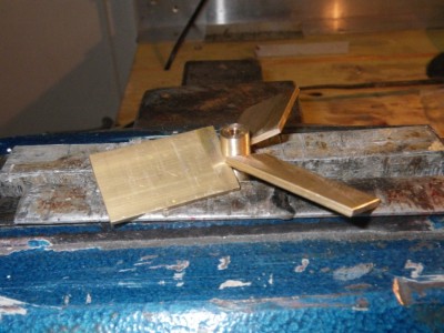 découpe des plaques qui feront les pales, et présentation dans les fraisages du moyeu