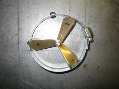 IMGP2341.JPG (501.39 Kio) Consulté 1666 fois positionnement des pales après mise en forme des profils. Le collier est réglé à 70mm de diamètre suivant les données de Michel.