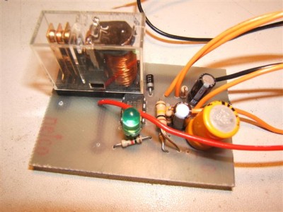 bistable 555 commandé par le mano le relai commande le compresseur (Small).JPG