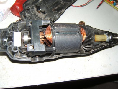 DSCF3237 (Large).JPG (113.44 Kio) Consulté 5076 fois le moteur en place, à l'avant la pièce d'alignement