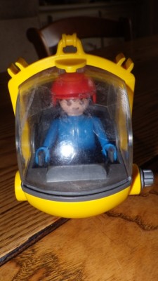 un petit soum playmobil à poser au fond