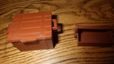 un coffre au trésor et une caisse à outils