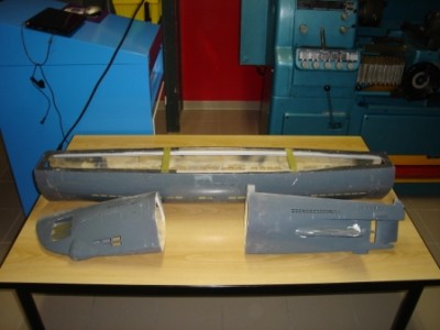 La coque en 3 morceaux. A l'arrière: la propulsion et le stockage de l'énergie. Au milieu: le mécanisme des aériens et le ballast principal. A l'avant: le stockage de l'air, le compresseur et le mécanisme de barres avants.