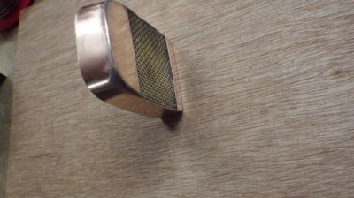 Réalisation de la face avant soudure de deux plaques et d'un petit grillage