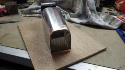 Présentation et ajustage de la calandre sur la carrosserie