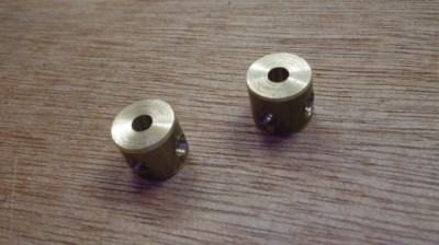 Réalisation de la partie centrale des pivots de direction dans un barreau de laiton Diam 10 percè verticalement a 4 et taraudé M4 Horizontalement deux fois