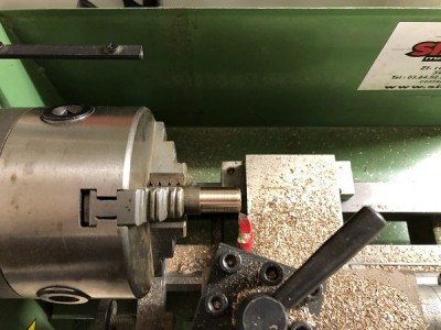 chariotage d'un rondin de laiton