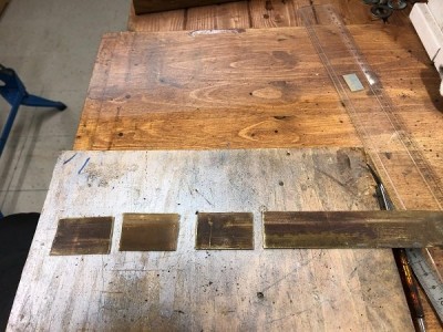 traçage et découpe de trois rectangles dans une plaque laiton de 2mm