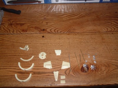 Le sachet de petites pièces pour transformer la maquette statique en modèle naviguant