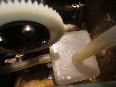 le petit volume blanc sous la roue d'entrainement des barres AV