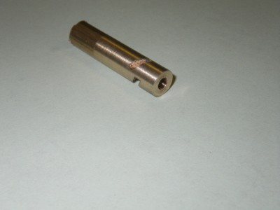 IMGP2322.JPG (384.42 Kio) Consulté 1712 fois Usinage du moyeu, rond laiton mis au diamètre, percé pour un taraudage M4 et fraisé à 45° par rapport à l'axe de l'hélice, 3 fraisages à 120° pour l'implantation des 3 pales de l'hélice