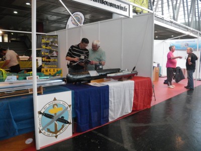 Les mêmes qui consultent un livre sur le Surcouf