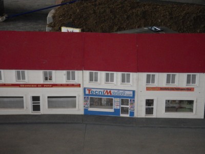 Dans le décor la boutique Tecnimodel, entre un troquet et une pâtisserie, c'est criant de vérité ;)