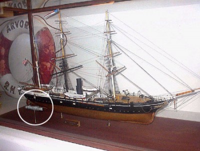 Le Hunley et le Housatonic à la même echelle