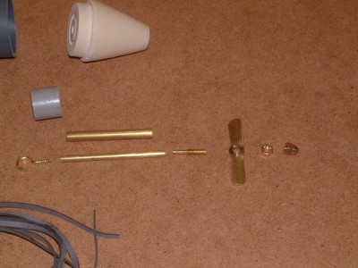 DSCF1601.JPG (274.57 Kio) Consulté 3304 fois Cone arrière en résine PU, tube de guidage PVC, tube d'étambot, arbre d'hélice, hélice, boulonnerie M4